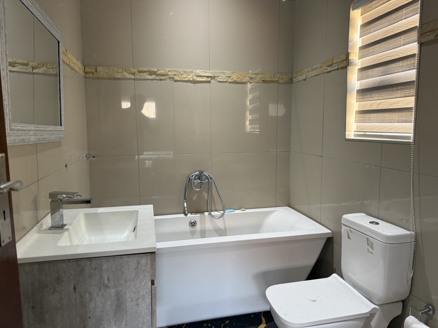 5 Bedroom Property for Sale in Monavoni Gauteng