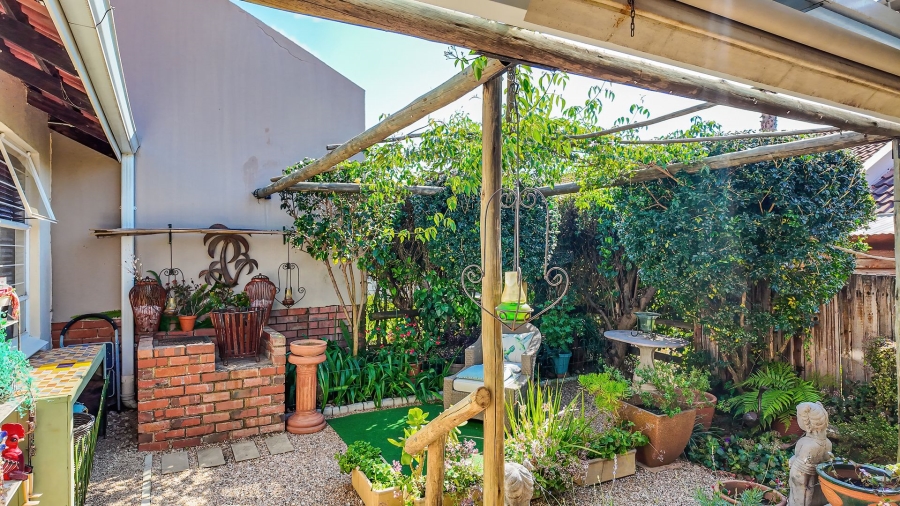 2 Bedroom Property for Sale in Magaliessig Gauteng