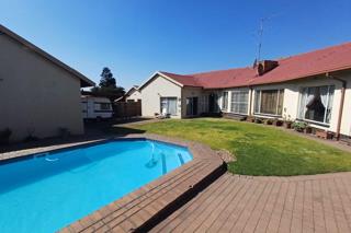 5 Bedroom Property for Sale in Glen Marais Gauteng