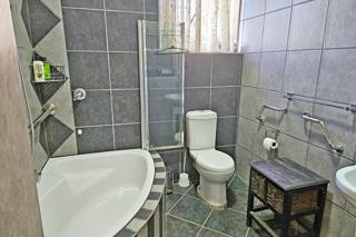 5 Bedroom Property for Sale in Glen Marais Gauteng