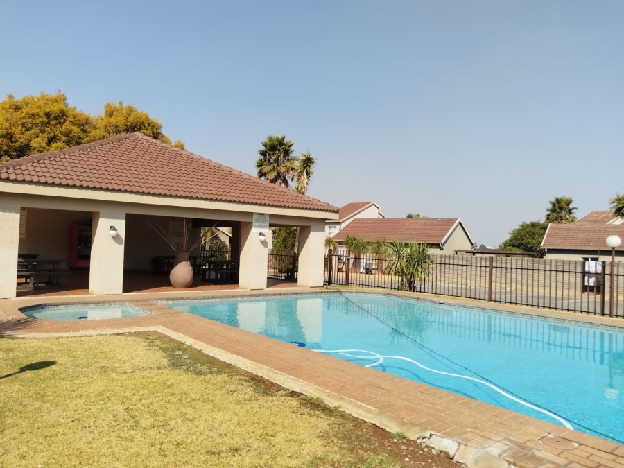 To Let 2 Bedroom Property for Rent in Bonaero Park Gauteng