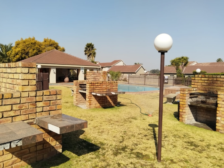 To Let 2 Bedroom Property for Rent in Bonaero Park Gauteng