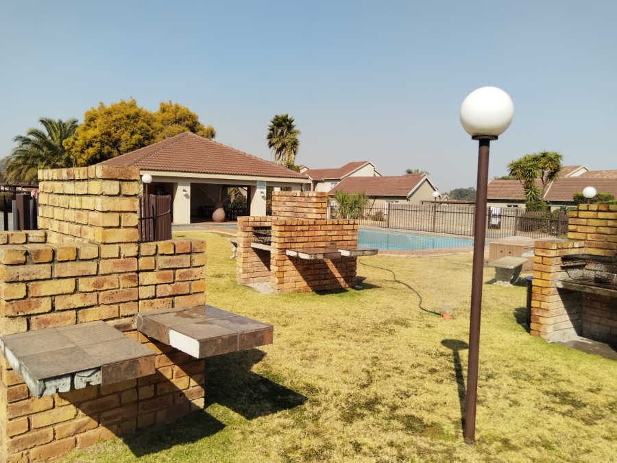 To Let 2 Bedroom Property for Rent in Bonaero Park Gauteng