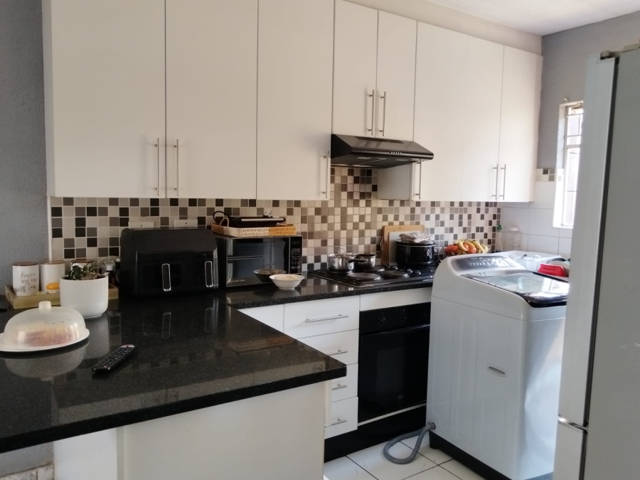 To Let 2 Bedroom Property for Rent in Bonaero Park Gauteng