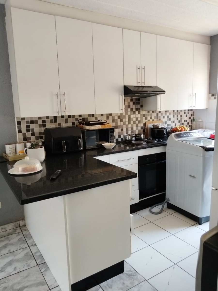 To Let 2 Bedroom Property for Rent in Bonaero Park Gauteng