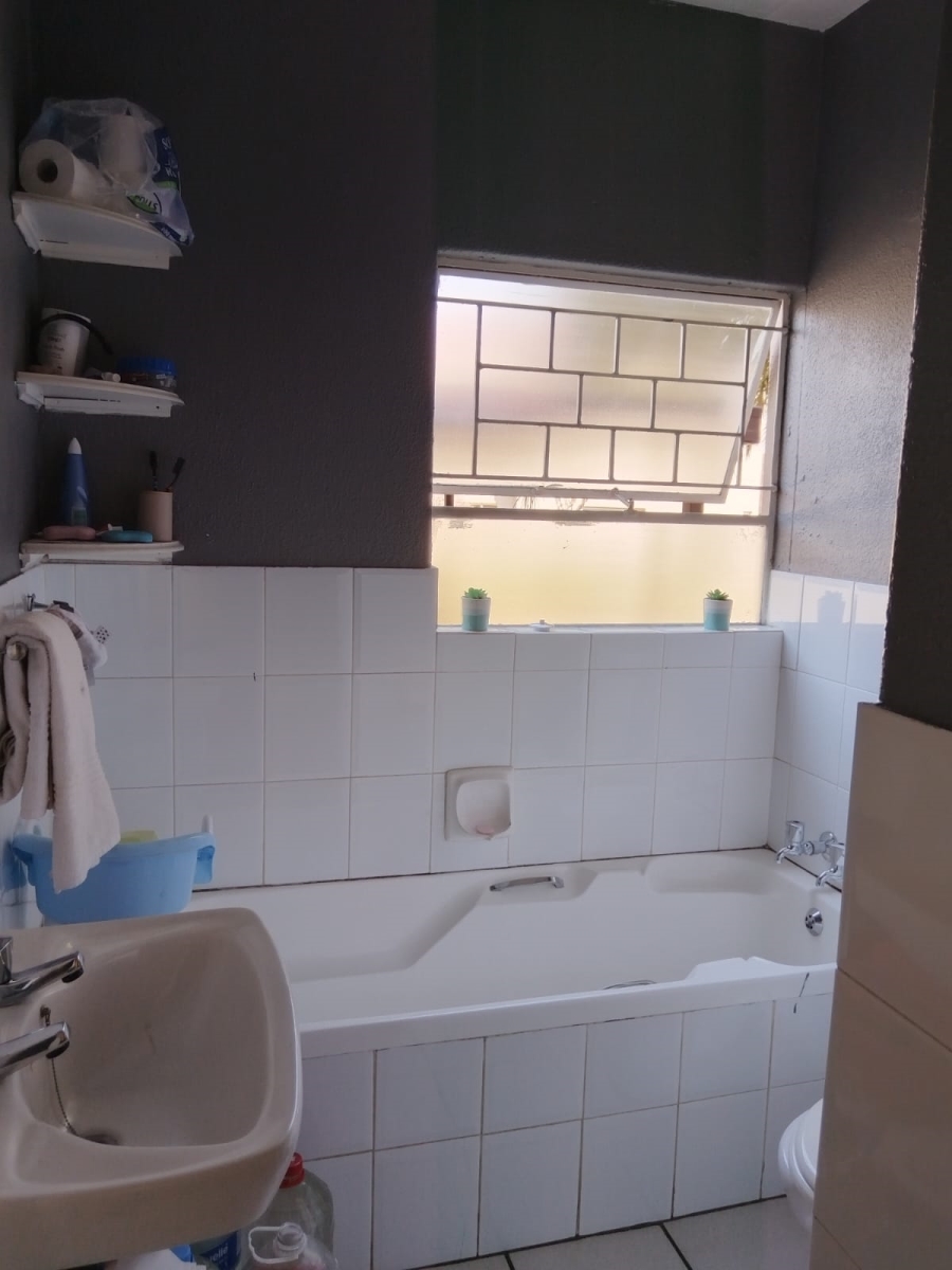 To Let 2 Bedroom Property for Rent in Bonaero Park Gauteng