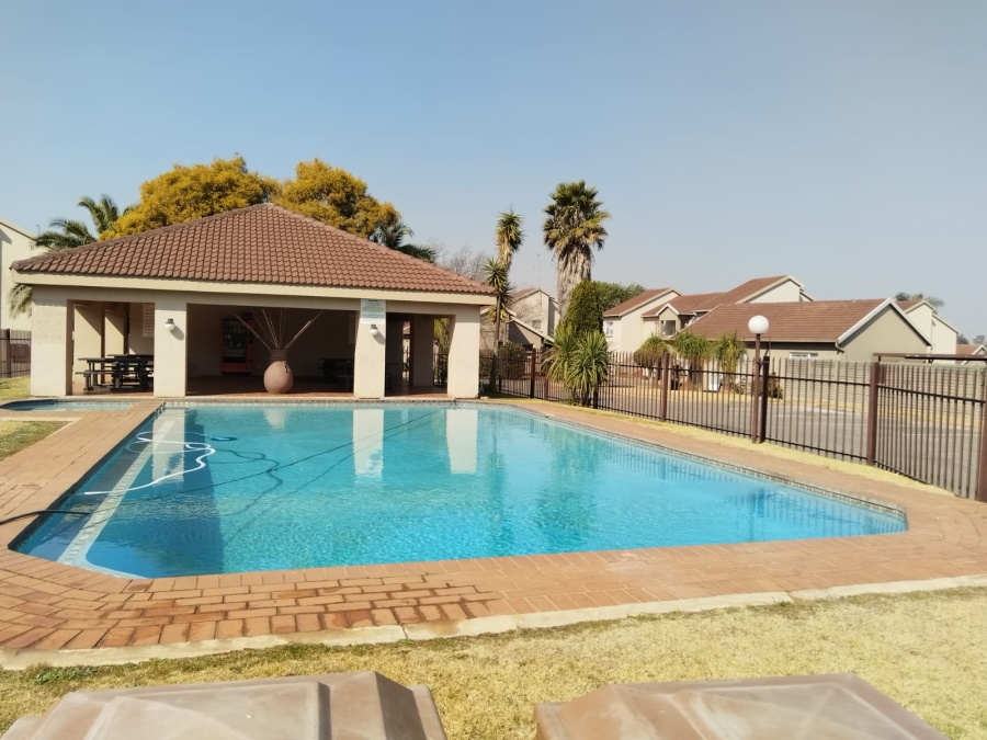To Let 2 Bedroom Property for Rent in Bonaero Park Gauteng