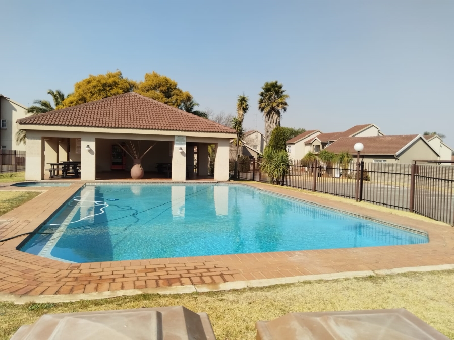 To Let 2 Bedroom Property for Rent in Bonaero Park Gauteng