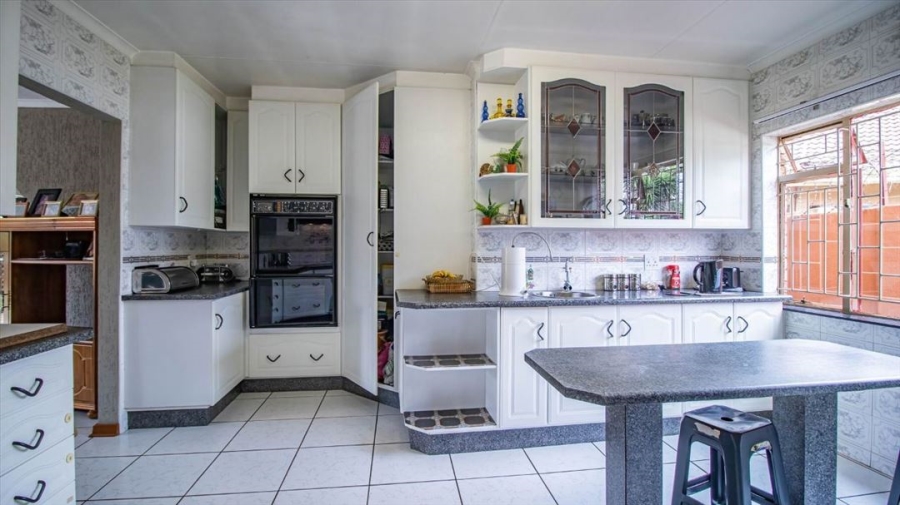 5 Bedroom Property for Sale in Mackenzie Park Gauteng