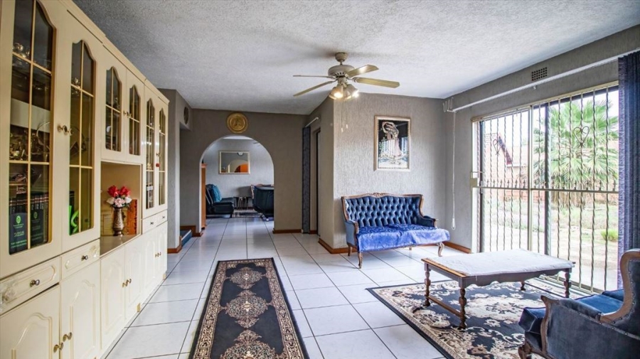 5 Bedroom Property for Sale in Mackenzie Park Gauteng