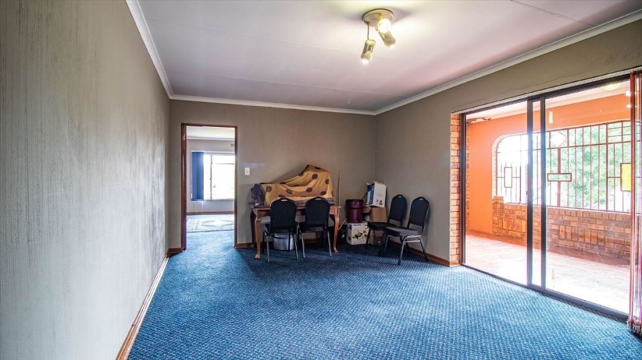 5 Bedroom Property for Sale in Mackenzie Park Gauteng