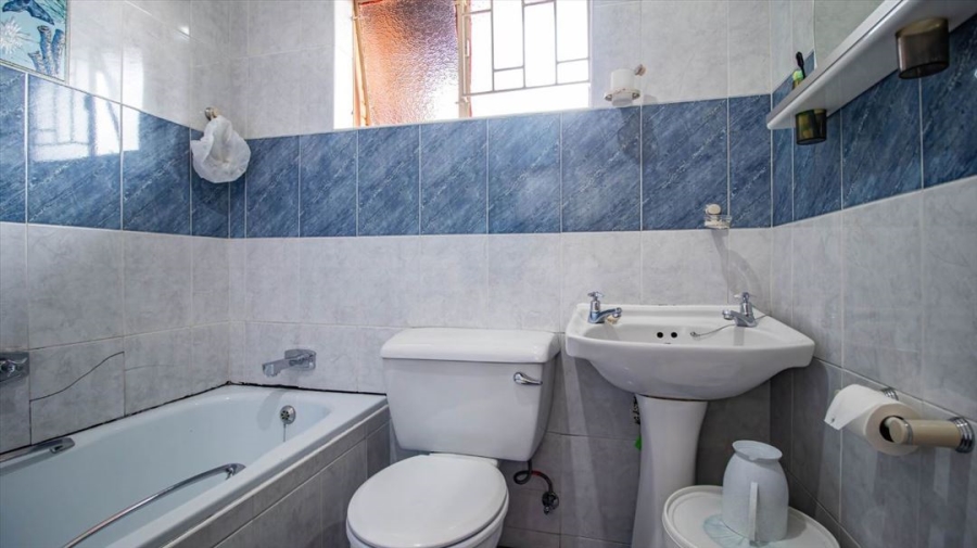 5 Bedroom Property for Sale in Mackenzie Park Gauteng