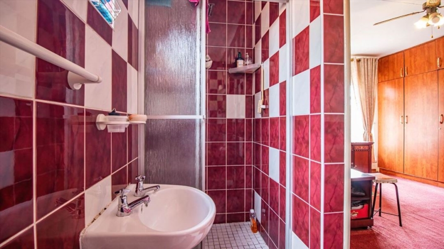 5 Bedroom Property for Sale in Mackenzie Park Gauteng