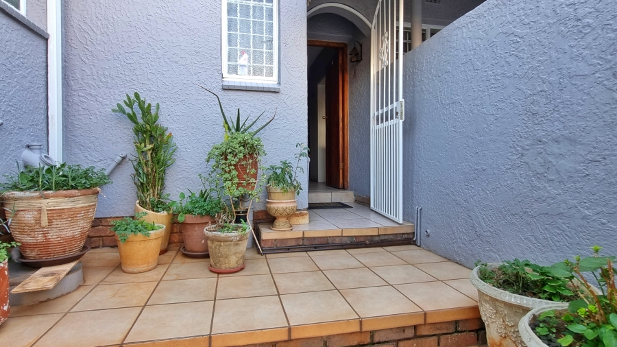 To Let 2 Bedroom Property for Rent in Fairland Gauteng