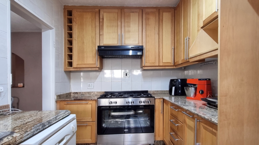 To Let 2 Bedroom Property for Rent in Fairland Gauteng