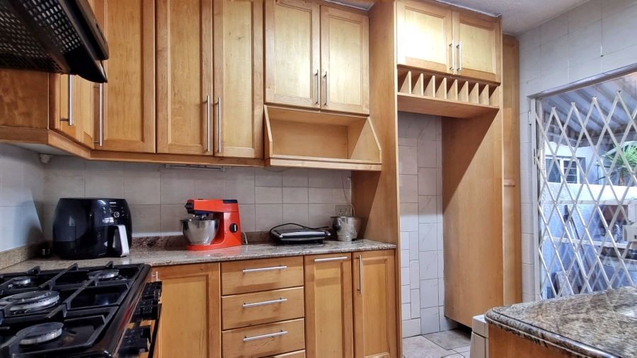 To Let 2 Bedroom Property for Rent in Fairland Gauteng