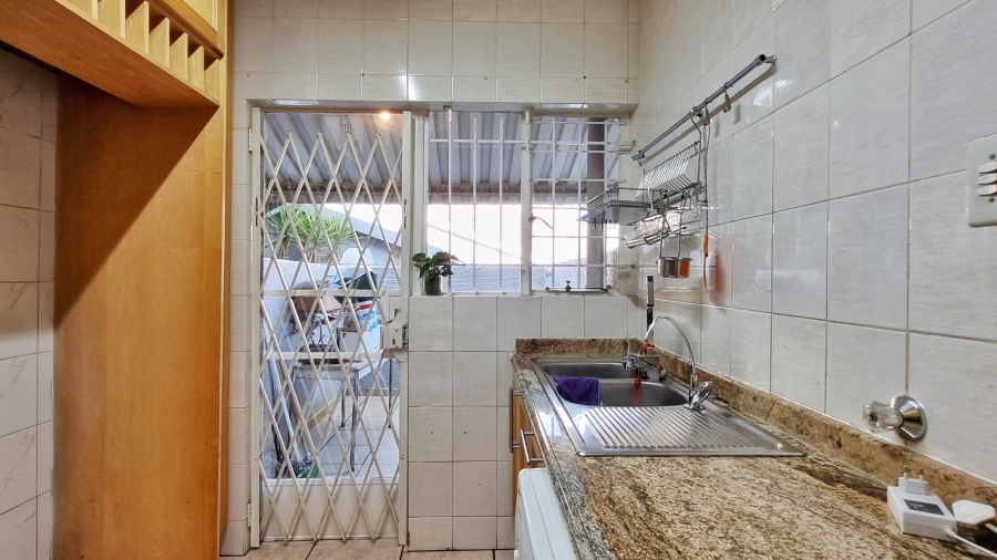 To Let 2 Bedroom Property for Rent in Fairland Gauteng