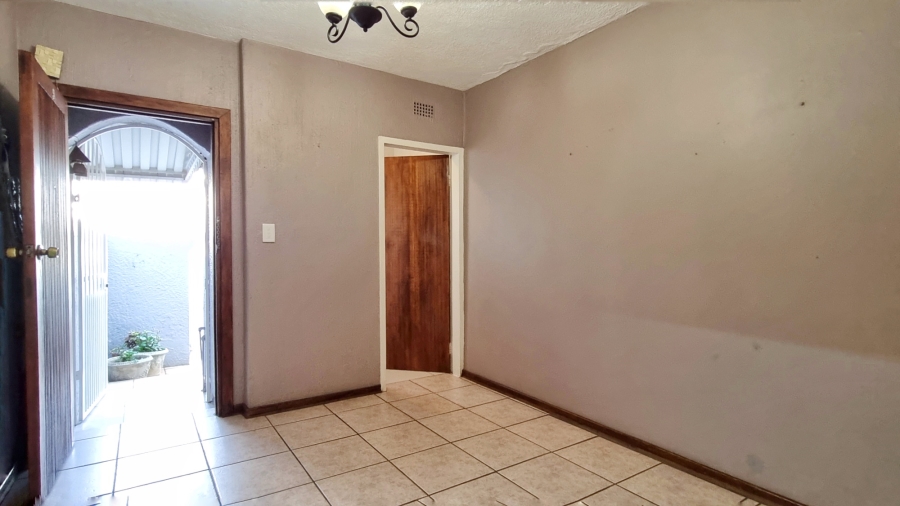 To Let 2 Bedroom Property for Rent in Fairland Gauteng