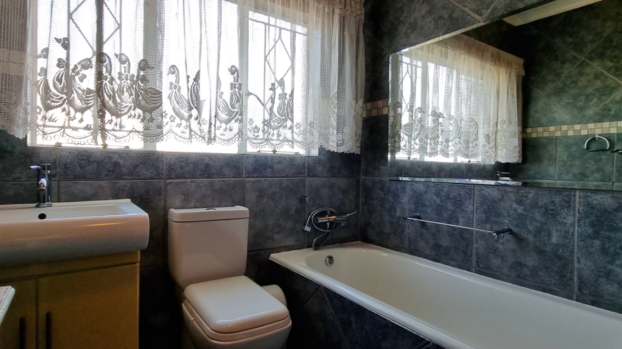 To Let 2 Bedroom Property for Rent in Fairland Gauteng