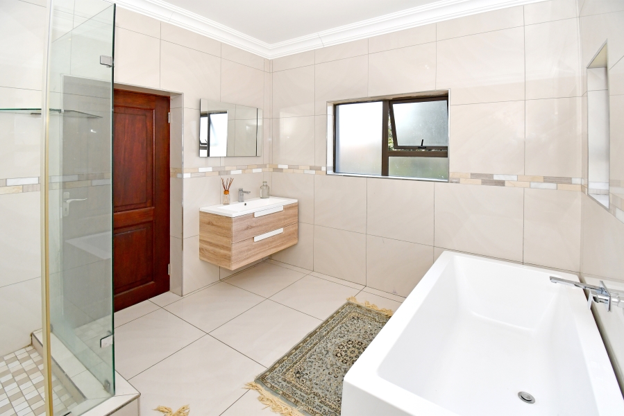 5 Bedroom Property for Sale in Blue Valley Golf Estate Gauteng