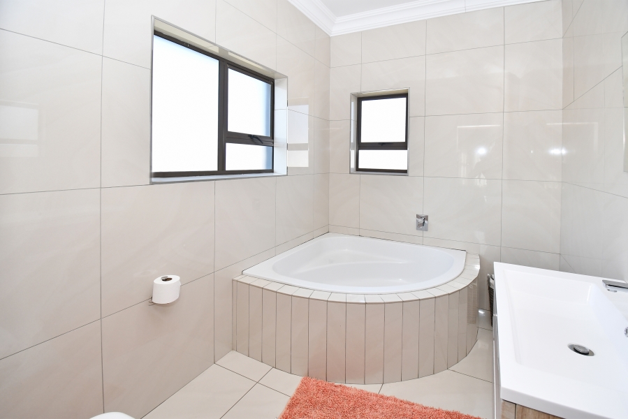 5 Bedroom Property for Sale in Blue Valley Golf Estate Gauteng