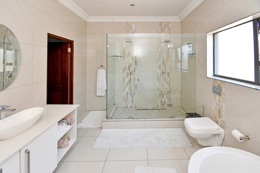 5 Bedroom Property for Sale in Blue Valley Golf Estate Gauteng