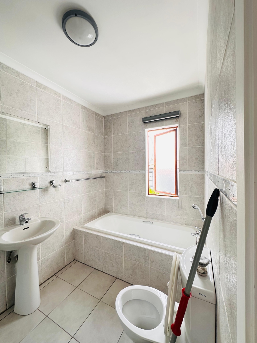 To Let 3 Bedroom Property for Rent in Vorna Valley Gauteng