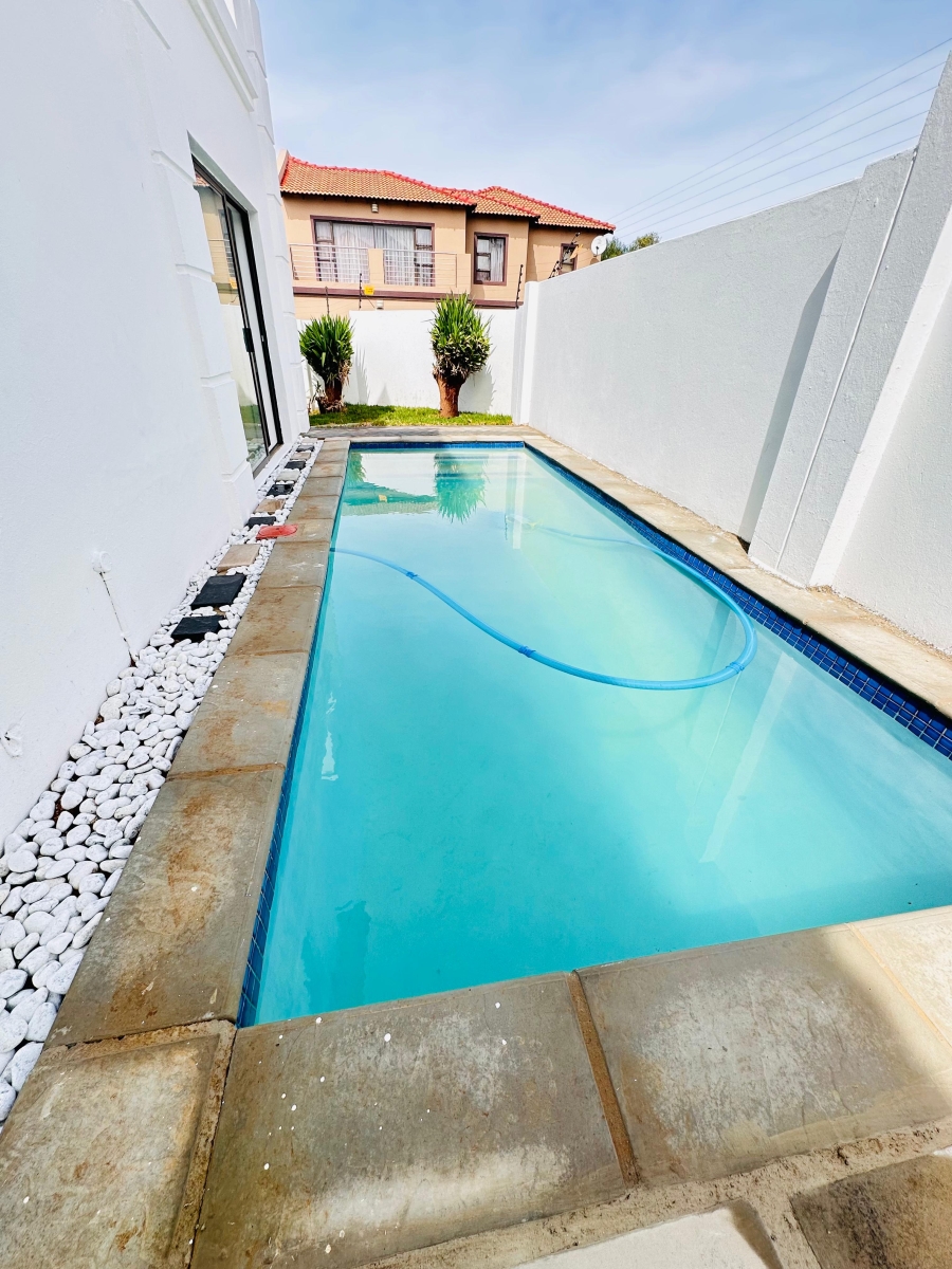 To Let 3 Bedroom Property for Rent in Vorna Valley Gauteng