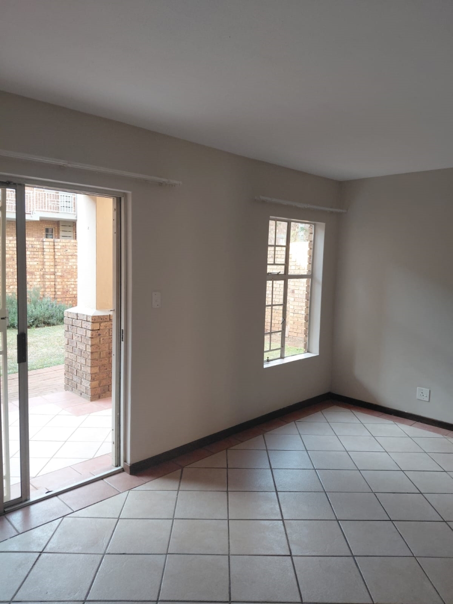 2 Bedroom Property for Sale in Die Hoewes Gauteng