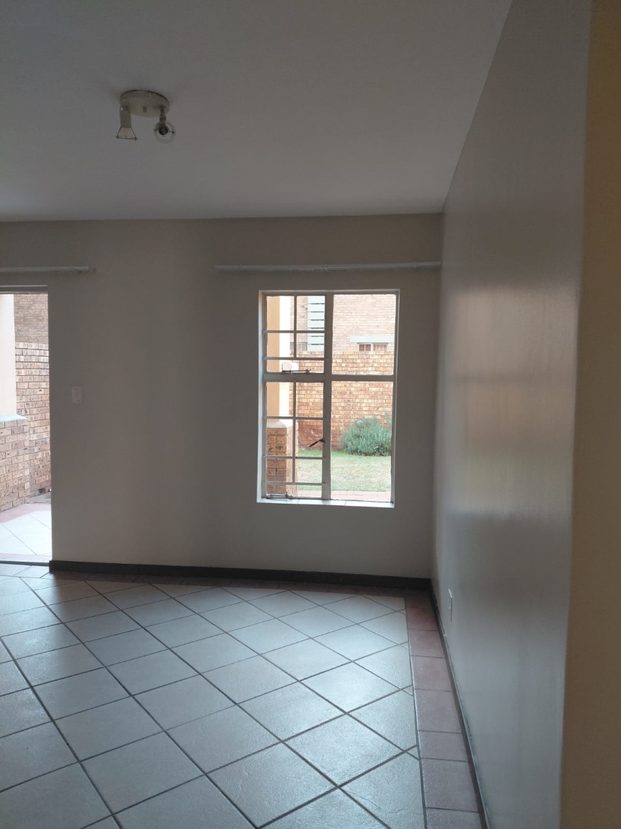 2 Bedroom Property for Sale in Die Hoewes Gauteng