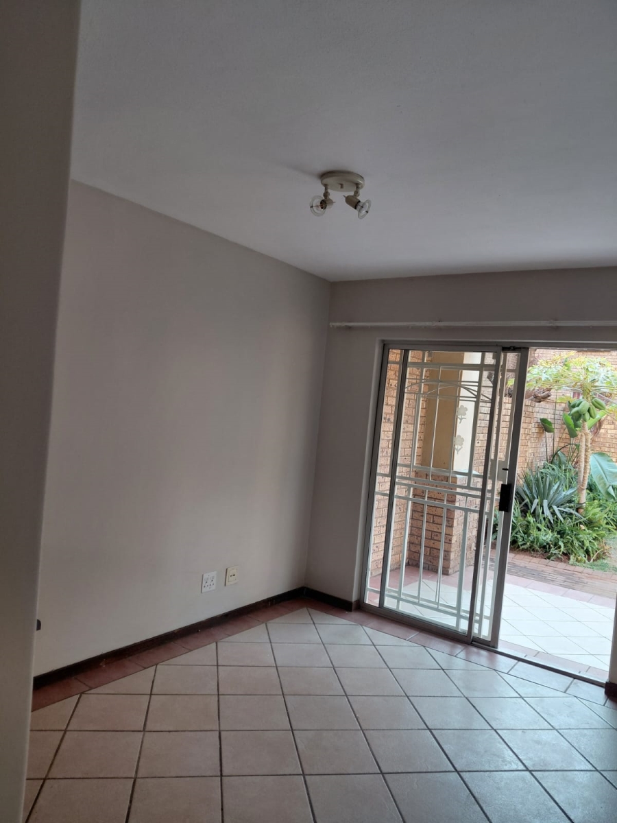 2 Bedroom Property for Sale in Die Hoewes Gauteng