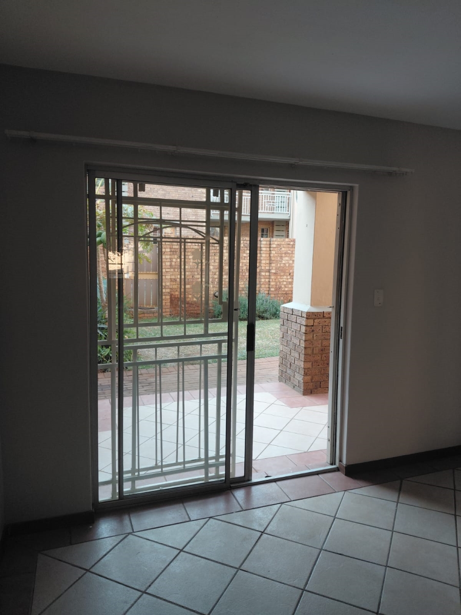 2 Bedroom Property for Sale in Die Hoewes Gauteng