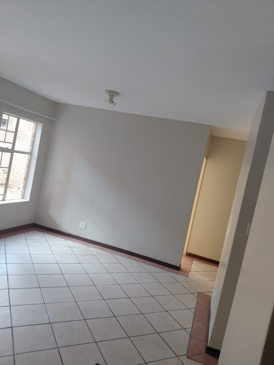 2 Bedroom Property for Sale in Die Hoewes Gauteng
