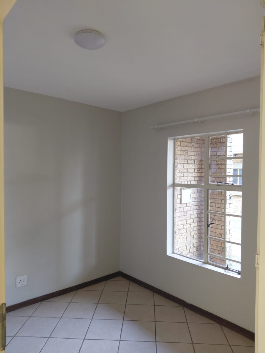 2 Bedroom Property for Sale in Die Hoewes Gauteng