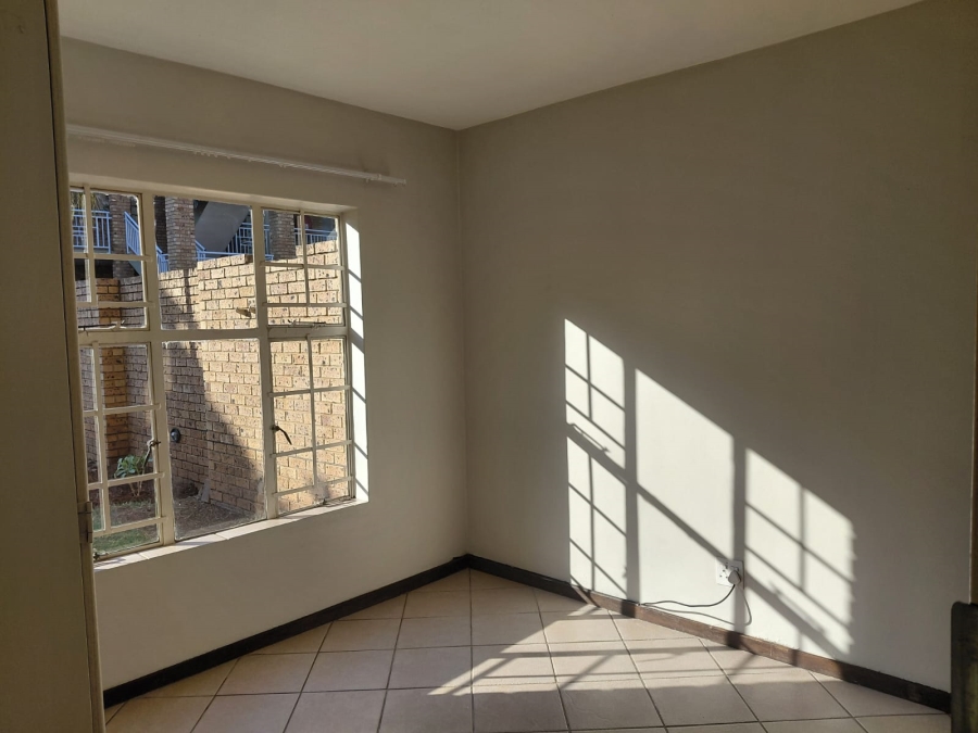 2 Bedroom Property for Sale in Die Hoewes Gauteng