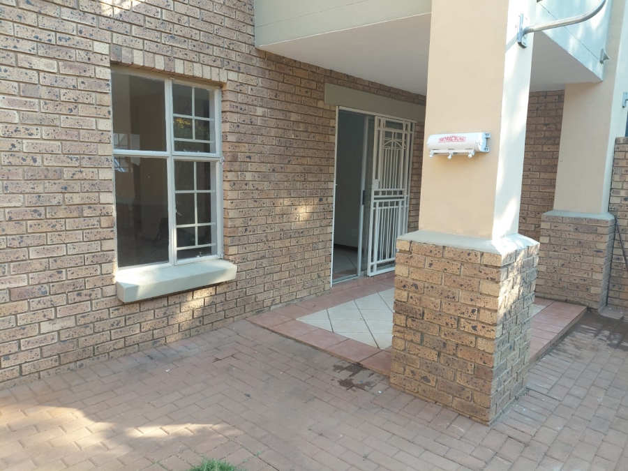 2 Bedroom Property for Sale in Die Hoewes Gauteng