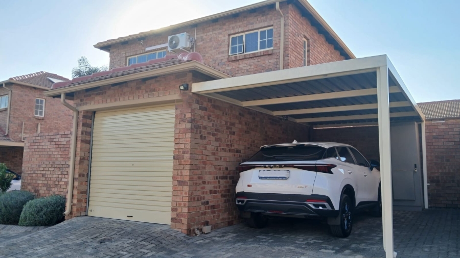 2 Bedroom Property for Sale in Rooihuiskraal North Gauteng