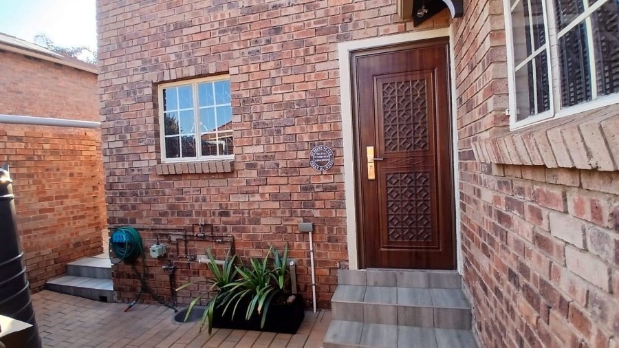 2 Bedroom Property for Sale in Rooihuiskraal North Gauteng