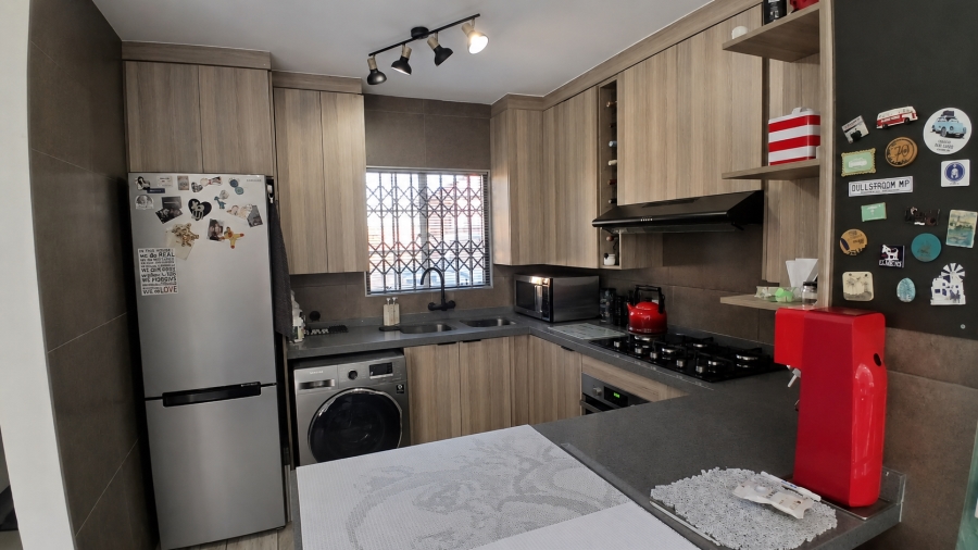 2 Bedroom Property for Sale in Rooihuiskraal North Gauteng