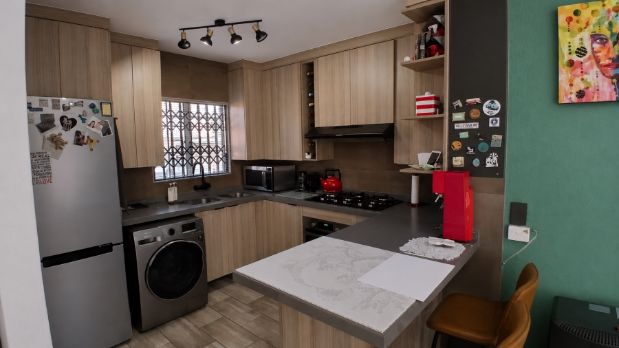 2 Bedroom Property for Sale in Rooihuiskraal North Gauteng