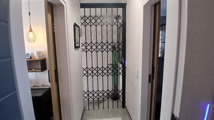 2 Bedroom Property for Sale in Rooihuiskraal North Gauteng