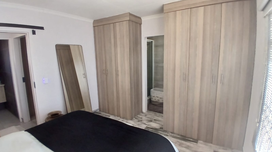 2 Bedroom Property for Sale in Rooihuiskraal North Gauteng