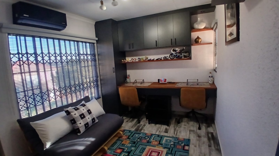 2 Bedroom Property for Sale in Rooihuiskraal North Gauteng