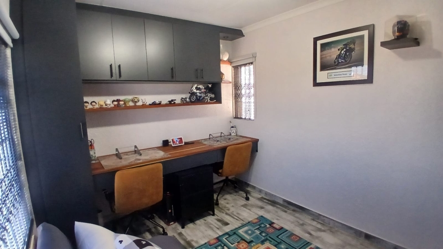 2 Bedroom Property for Sale in Rooihuiskraal North Gauteng