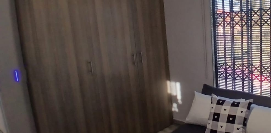 2 Bedroom Property for Sale in Rooihuiskraal North Gauteng