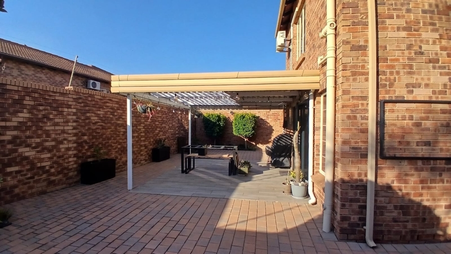 2 Bedroom Property for Sale in Rooihuiskraal North Gauteng
