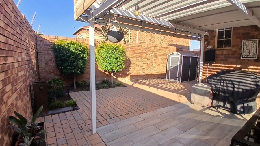 2 Bedroom Property for Sale in Rooihuiskraal North Gauteng
