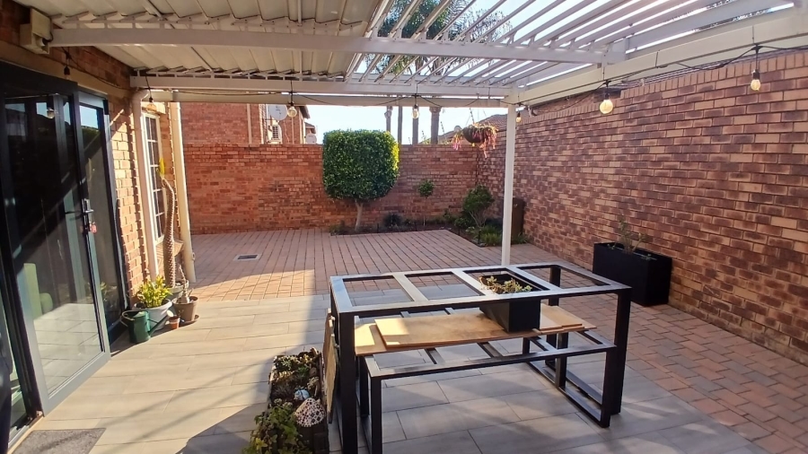2 Bedroom Property for Sale in Rooihuiskraal North Gauteng