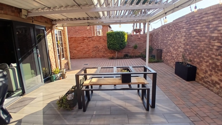 2 Bedroom Property for Sale in Rooihuiskraal North Gauteng
