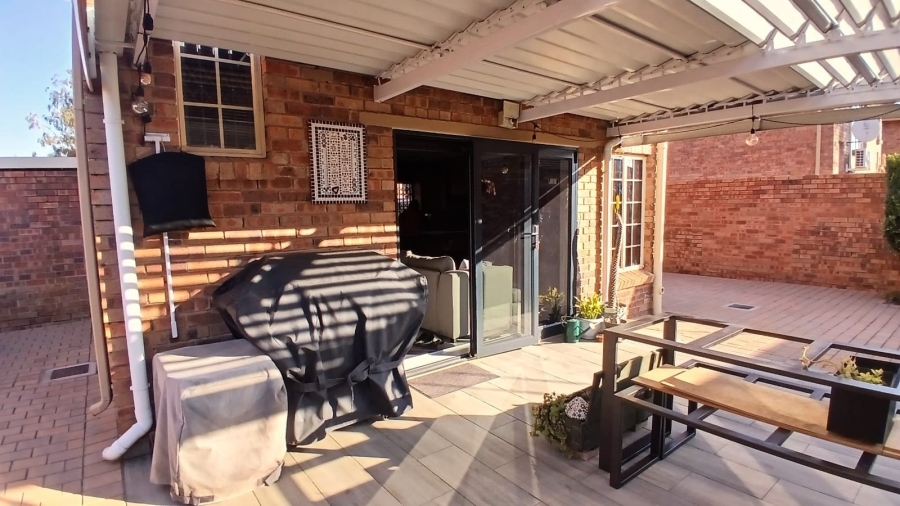 2 Bedroom Property for Sale in Rooihuiskraal North Gauteng